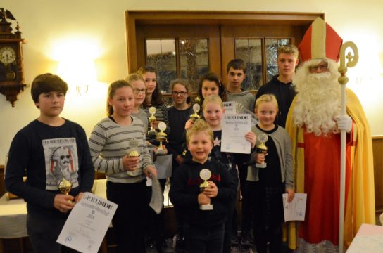 Artikelfoto zum Artikel Weihnachtsfeier: Nikolaus hat viele Pokale im Gepäck