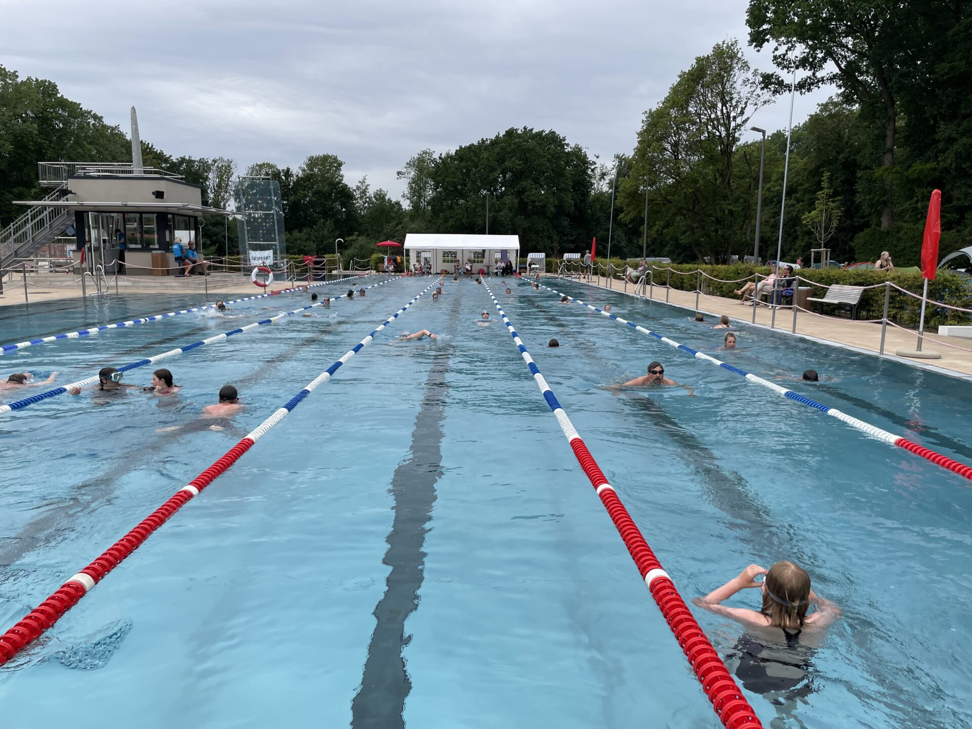 Artikelfoto zum Artikel Rekordbeteiligung und Spitzenleistungen beim diesjährigen 24-Stunden-Schwimmen
